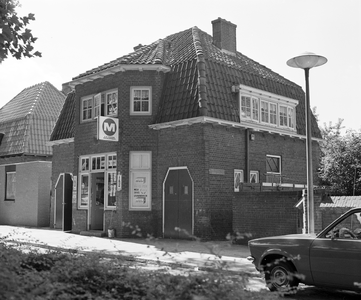880020 Gezicht op de voor- en zijgevel van het pand Royaards van den Hamkade 14 (Zuivelhandel A. van Vulpen) te Utrecht.